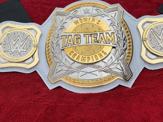 Réplica del cinturón del campeonato en parejas femenino de la WWE 