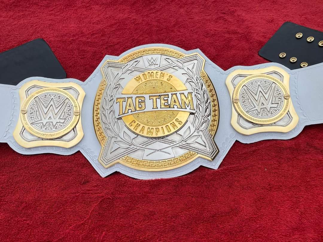Réplica del cinturón del campeonato en parejas femenino de la WWE 