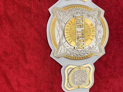 Réplica del cinturón del campeonato en parejas femenino de la WWE 