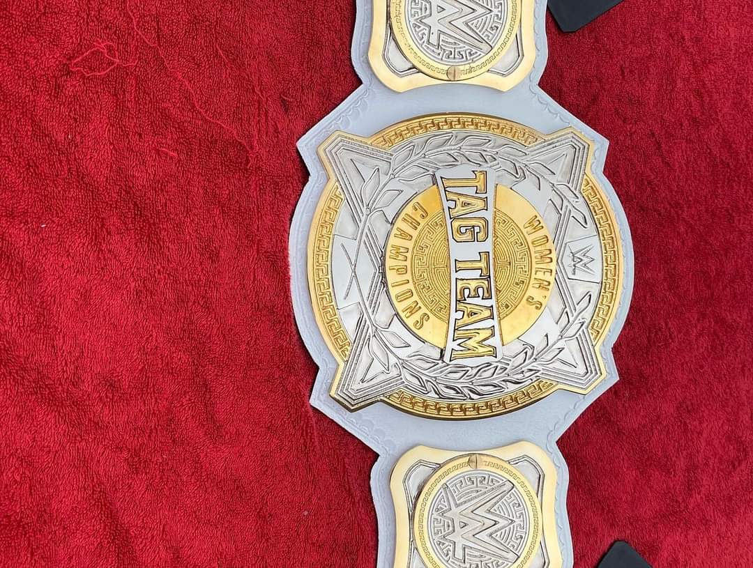 Réplica del cinturón del campeonato en parejas femenino de la WWE 