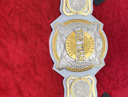Réplica del cinturón del campeonato en parejas femenino de la WWE 