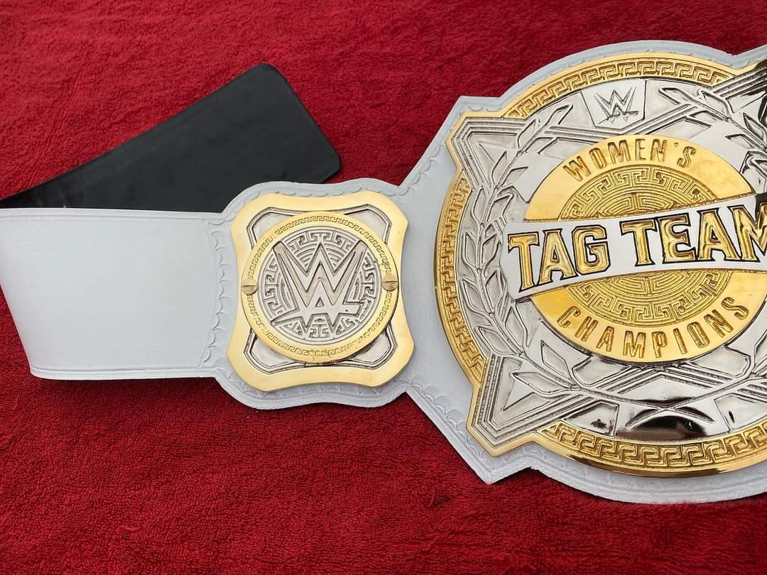 Réplica del cinturón del campeonato en parejas femenino de la WWE 